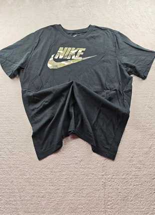 T-shirt Nike Tee noir XL – logo camouflage vert, style streetwear Très bon état, marca: Nike, estado: Muito bom, tamanho: XL, €12.99, €14.34 inclui Proteção do Comprador