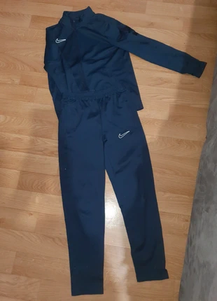 Survêtement nike taille 10ans, marque: Nike, état: Très bon état, taille: M, 15,00 €, 16,45 € Protection acheteurs incluse