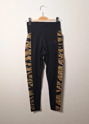 Legging Virus avec poches taille XS couleur noir et motifs camouflage, marke: Virus, zustand: Sehr gut, größe: XS / 34 / 6, 14,00 €, 15,40 € beinhaltet Vinted-Käuferschutz Pro