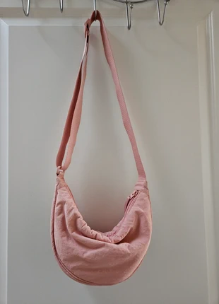 Uniqlo banana tas zalmroze, merk: Uniqlo, staat: Goed, € 6,00, € 7,00 inclusief Kopersbescherming