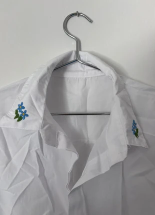 🤍 Chemise blanche brodée à fleurs bleues vintage, marca: LOOK, estado: Novo sem etiquetas, tamanho: M / 38 / 10, €18.00, €19.60 inclui Proteção do Comprador