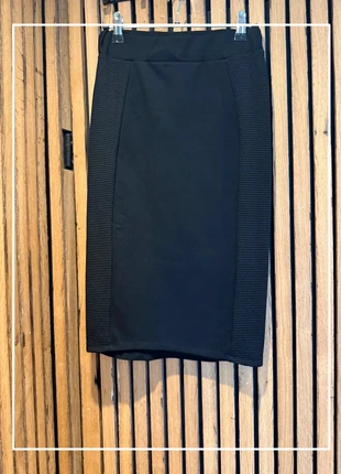 ! Zwarte pencil skirt met ribdetails aan zijkanten Uitverkoop, merk: Catwalk Junkie, staat: Nieuw zonder prijskaartje, maat: XS / 34 / 6, € 10,00, € 11,20 inclusief Kopersbescherming