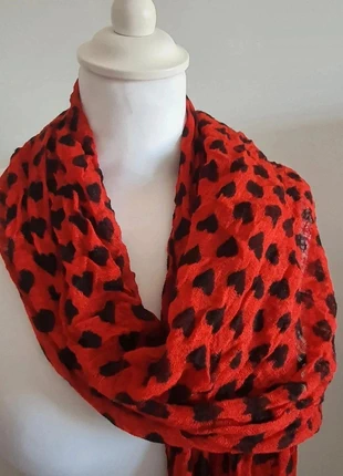 Pañuelo love 🖤, marque: Pull & Bear, état: Très bon état, 6,00 €, 7,00 € Protection acheteurs incluse