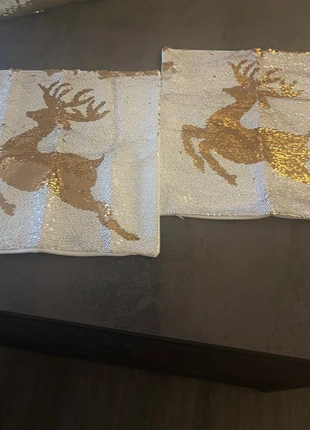 Coppia cuscini natalizi in paillettes, merk: Maison et cadeaux, staat: Nieuw zonder prijskaartje, maat: 40 x 40 cm, € 2,00, € 2,80 inclusief Kopersbescherming