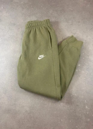 Jogging Nike Vert Kaki Logo Brodé Coton – Taille XS – Très bon état, marca: Nike, estado: Muito bom, tamanho: XS / 34 / 6, €21.00, €22.75 inclui Proteção do Comprador