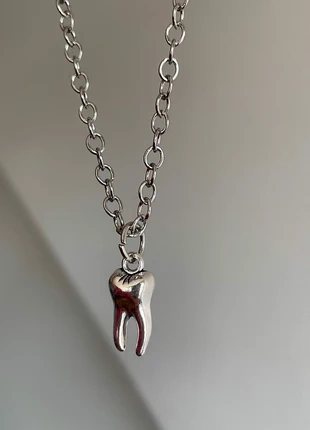 cool silver colored tooth necklace, marque: y2k, état: Neuf sans étiquette, 7,49 €, 8,56 € Protection acheteurs incluse