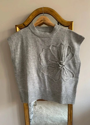 Pull sans manches avec fleur brodée, marque: Boutique Parisienne, état: Très bon état, taille: M / 38 / 10, 11,90 €, 13,20 € Protection acheteurs (Pro) incluse