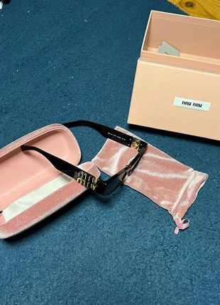 lunettes de soleil Miu Miu Glimpse noires et dorées neuves, marque: Miu Miu, état: Très bon état, 99,00 €, 104,65 € Protection acheteurs incluse