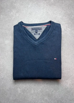 Pull Tommy Hilfiger col V | Bleu marine | Logo brodé | Taille M | Très bon état, merk: Tommy Hilfiger, staat: Heel goed, maat: M, € 29,90, € 32,10 inclusief Kopersbescherming