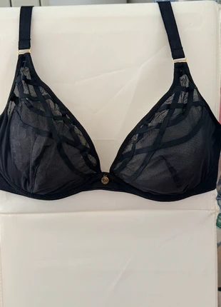 Soutien-gorge noir avec transparence avec armature Chantelle 90E, marque: Chantelle, état: Très bon état, taille: 90E, 12,00 €, 13,30 € Protection acheteurs incluse