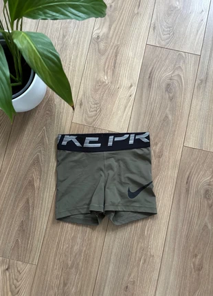 Short Nike pro kaki avec logo noir XS femme Athlétisme, marque: Nike, état: Très bon état, taille: XS / 34 / 6, 15,95 €, 17,45 € Protection acheteurs incluse