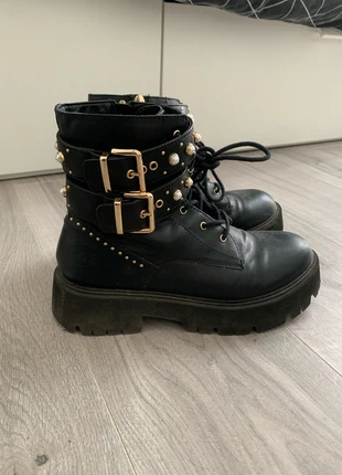 Bottes Bershka perles et boucles, marque: Bershka, état: Très bon état, taille: 40, 5,00 €, 5,95 € Protection acheteurs incluse