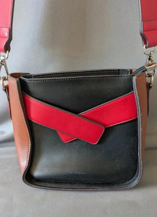 Sac bandoulière tricolore By Chabrand – noir, rouge et marron – en très bon état, marque: Chabrand, état: Très bon état, 15,00 €, 16,45 € Protection acheteurs incluse