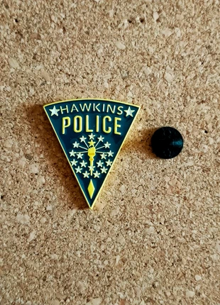 Spilla pin "Hawkins Police" Stranger Things, marque: Stranger Things, état: Neuf sans étiquette, 6,00 €, 7,00 € Protection acheteurs incluse