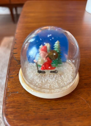 Vintage Sneeuwbol hoogte 5,5cm, merk: Hong Kong, staat: Goed, € 4,50, € 5,43 inclusief Kopersbescherming