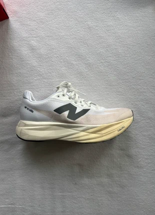 New Balance FuelCell SuperComp Elite v5 in Beige/White, marque: New Balance, état: Neuf avec étiquette, taille: 40.5, 130,00 €, 137,20 € Protection acheteurs incluse