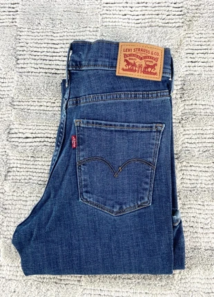 Pantalon jean Levi’s 315 shaping bootcut bleu marine 27x32, merk: Levi's, staat: Nieuw met prijskaartje, maat: S / 36 / 8, € 44,00, € 46,90 inclusief Kopersbescherming