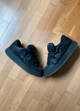 Baskets noires épaisses streetwear – sneakers unisex look skater vintage taille 45, marke: Bershka, zustand: Sehr gut, größe: 45, 28,00 €, 30,10 € inklusive Vinted-Käuferschutz