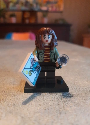Figurine Joyce byers stranger things type lego, staat: Nieuw zonder prijskaartje, maat: Universeel, € 3,50, € 4,38 inclusief Kopersbescherming