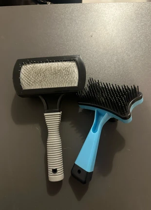 2 brosses animaux et un coupe griffe, brand: Animaux, condition: Very good, €3.50, €4.38 includes Buyer Protection