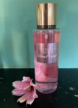 Victoria's Secret Velvet Petals Brume Parfumée Body Mist 250 ml., merk: Victoria's Secret, staat: Nieuw met prijskaartje, € 15,00, € 16,45 inclusief Kopersbescherming