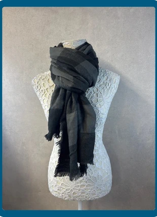 Écharpe noire et grise à franges – Lot MI30, condition: Very good, €6.70, €7.74 includes Buyer Protection Pro