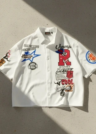 Chemise blanche à patchs colorés – style rétro street, brand: north avenue, condizioni: Ottime, taglia: M, €39.90, €42.60 include la Protezione acquisti