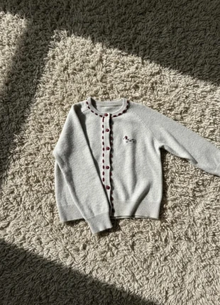 Gilet gris avec détails rouges et broderie chien 🐾, brand: StarCandy, condizioni: Ottime, taglia: S / IT 40 / EU 36, €44.99, €47.94 include la Protezione acquisti