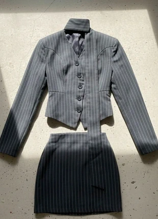 Ensemble gris à rayures – blazer court et jupe droite, marque: GrayHaunt, état: Très bon état, taille: M / 38 / 10, 74,99 €, 79,44 € Protection acheteurs incluse