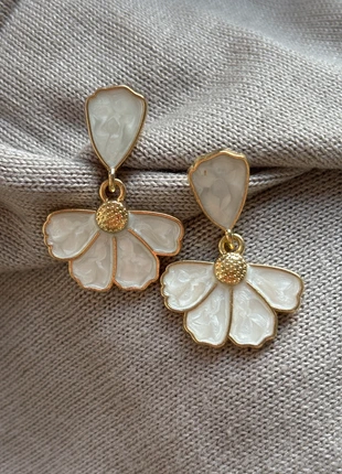 Goldene Perlen-Blumen Ohrringe – Elegantes Design, merk: NO LABEL, staat: Nieuw zonder prijskaartje, € 5,50, € 6,48 inclusief Kopersbescherming