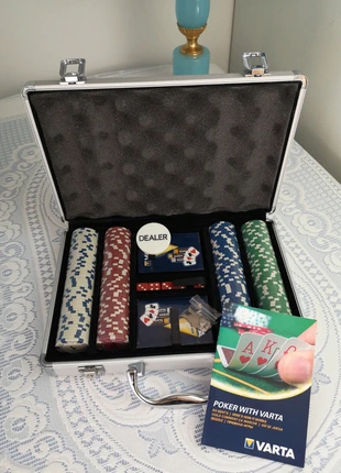 Poker Koffer Kartenset Pokerchips NEU, brand: VARTA, condizioni: Nuovo senza cartellino, €20.00, €21.70 include la Protezione acquisti