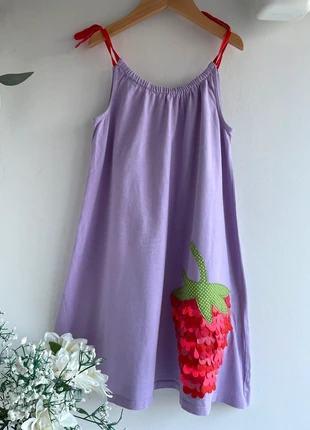 Mini Boden Kleid ärmellos Sommerkleid Gr. 122/128 Erdbeere Applikation flieder, marque: Mini Boden, état: Très bon état, taille: 7 ans / 122 cm, 10,00 €, 11,20 € Protection acheteurs incluse