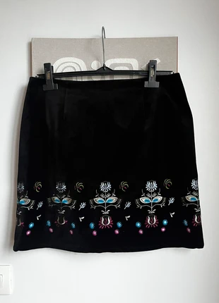 Jupe en velours noir naf naf taille 40 fleurs brodées, marque: Naf Naf, état: Très bon état, taille: L / 40 / 12, 4,00 €, 4,90 € Protection acheteurs (Pro) incluse