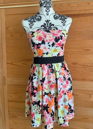 👗 Robe bustier fleurie colorée taille 36/38 parfaite pour vacances / printemps-été 2026, marke: en boutique, zustand: Sehr gut, größe: S / 36 / 8, 15,90 €, 17,40 € inklusive Vinted-Käuferschutz