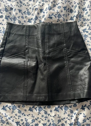 Mini jupe effect cuir, marque: Stradivarius, état: Neuf sans étiquette, taille: S / 36 / 8, 5,00 €, 5,95 € Protection acheteurs incluse