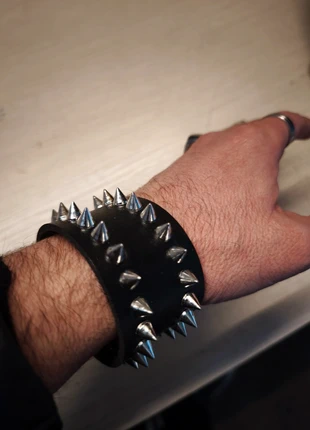 Bracciale nero con borchie argento, brand: Punk, condizioni: Nuovo senza cartellino, €6.00, €7.00 include la Protezione acquisti