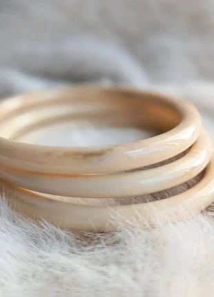 Bracelets 3 joncs résine acrylique beige nuances crème tendance, marque: Résine Acrylique, état: Très bon état, 12,80 €, 14,14 € Protection acheteurs (Pro) incluse