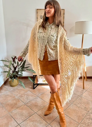 1970's vintage hand crocheted cream shawl with fringe details, brand: Unique Vintage, condizioni: Ottime, €16.00, €17.50 include la Protezione acquisti Pro