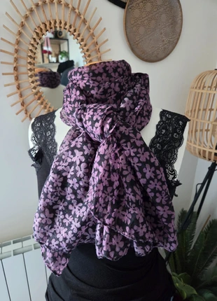 🧣Joli foulard noir à motifs floral rose parme 160x70 cm Bohême romantique, staat: Heel goed, € 6,00, € 7,00 inclusief Kopersbescherming Pro