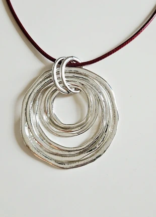 Wijnrode ketting met zilverkleurige losse circels, staat: Heel goed, € 5,50, € 6,48 inclusief Kopersbescherming