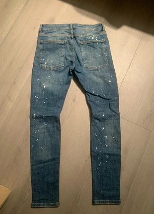Pantalón largo roto con manchas de pintura, marca: Bershka, estado: Muito bom, tamanho: XS, €3.50, €4.38 inclui Proteção do Comprador