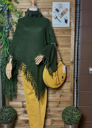 Asymmetrical poncho green with balls faux fure, marca: Local, estado: Novo com etiquetas, tamanho: Tamanho único, €9.50, €10.68 inclui Proteção do Comprador