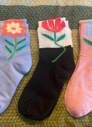 3-pack colourful floral socks – NEW 🌸🧦, merk: NO LABEL, staat: Nieuw met prijskaartje, maat: M | 39–42, € 8,00, € 9,10 inclusief Kopersbescherming