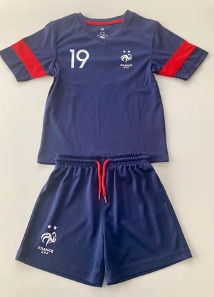 Maillot + short Équipe de France Benzema 6 ans, état: Très bon état, taille: 6 ans / 116 cm, 4,00 €, 4,90 € Protection acheteurs incluse
