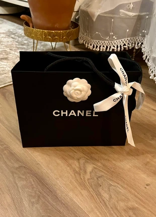 Chanel Sac cadeau shopping Avec fleur Camélia et ruban 30x24x13, brand: Chanel, condizioni: Ottime, €10.00, €11.20 include la Protezione acquisti