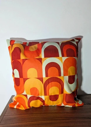 Housse de coussin style vintage à motifs d'arcs jaune orange rouge 45x45cm, marque: Vintage Dressing, état: Très bon état, taille: 45 x 45 cm, 10,00 €, 11,20 € Protection acheteurs incluse