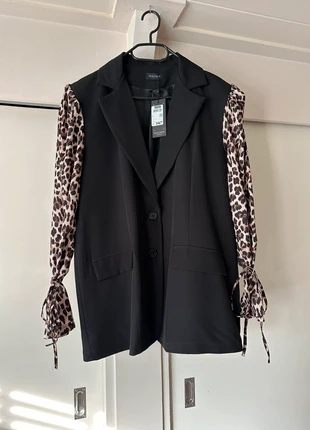 Zwarte blazer met panterprint mouwen – Pescara (maat L), merk: Pescara, staat: Nieuw met prijskaartje, maat: L / 40 / 12, € 15,00, € 16,45 inclusief Kopersbescherming