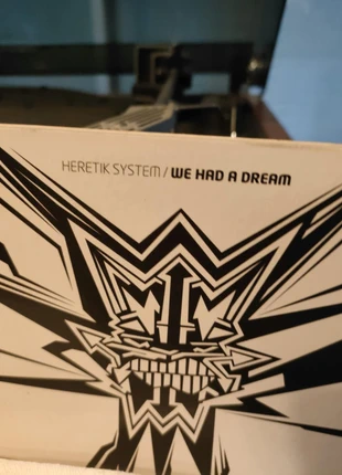 CD(V702)DVD “Heretik System-We Had A Dream”, estado: Novo sem etiquetas, €15.00, €16.45 inclui Proteção do Comprador Pro