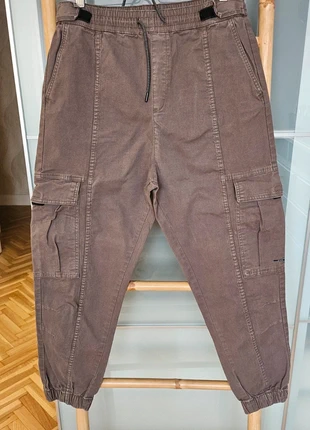 Pantalón cargo Breshka. Talla L. Caqui, marque: Bershka, état: Très bon état, taille: L, 12,00 €, 13,30 € Protection acheteurs incluse