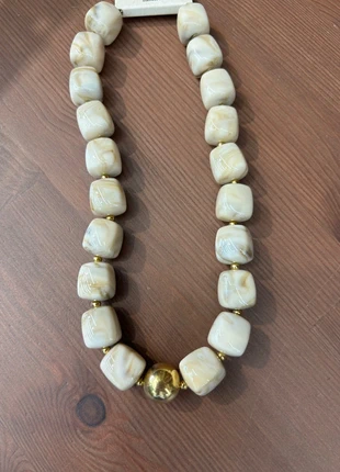 Collier perles résines et acier, état: Neuf sans étiquette, 12,00 €, 13,30 € Protection acheteurs incluse